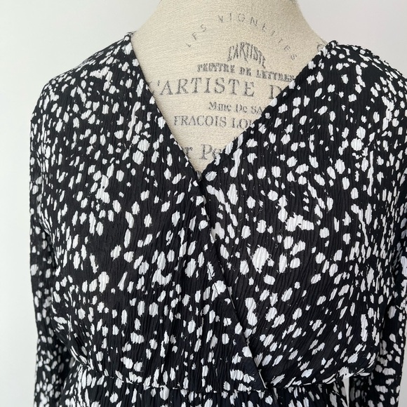 Women V neck long sleeve pleated dress
Size: S - Picture 2 of 7